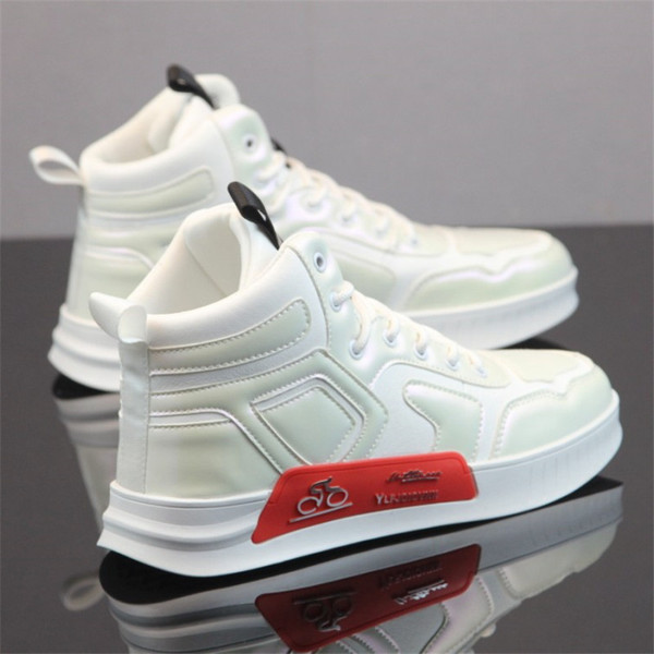 Uus embleemi ja lipsudega meeste tossude mudel