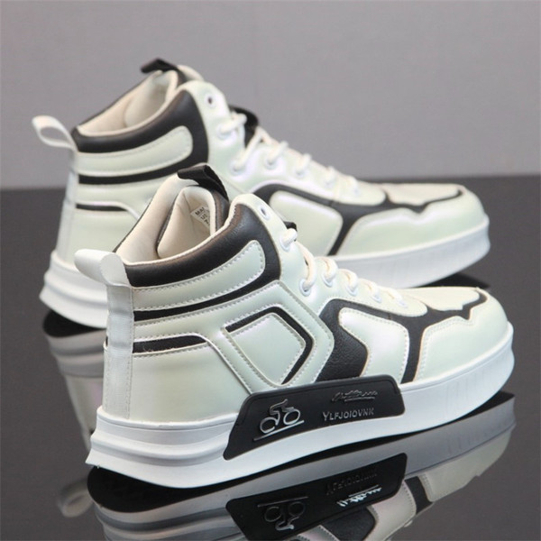 Uus embleemi ja lipsudega meeste tossude mudel