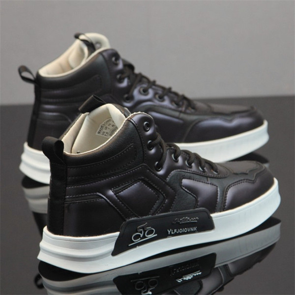 Uus embleemi ja lipsudega meeste tossude mudel