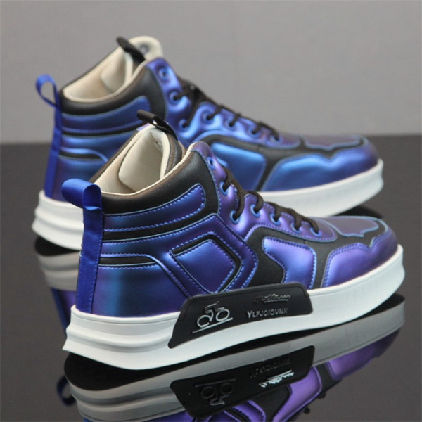 Uus embleemi ja lipsudega meeste tossude mudel