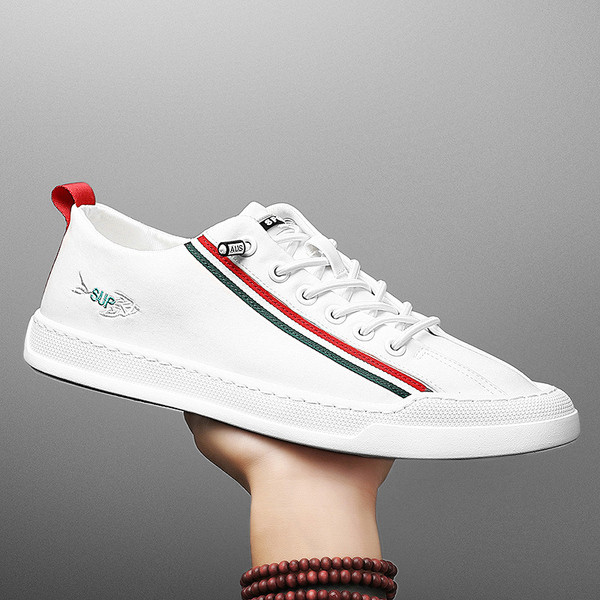 Novi model ljetnih tenisica od bijele tkanine