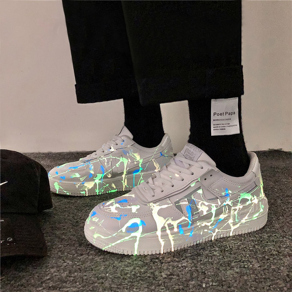 Värvilised paelte ja lameda tallaga meeste tossud