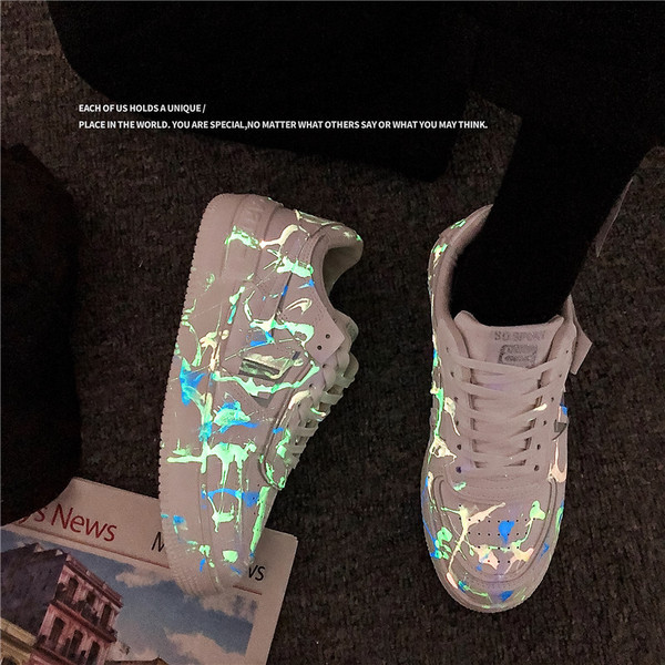 Värvilised paelte ja lameda tallaga meeste tossud