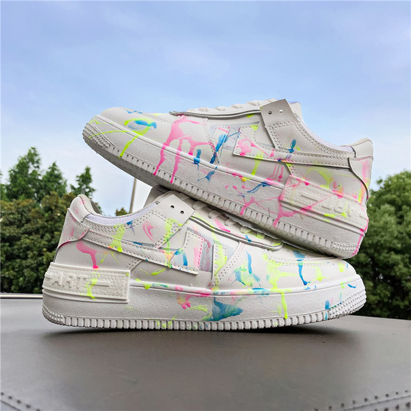 Värvilised paelte ja lameda tallaga meeste tossud