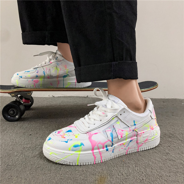 Värvilised paelte ja lameda tallaga meeste tossud