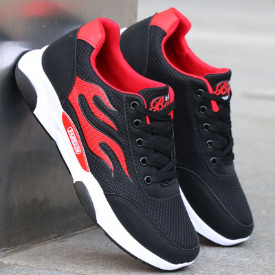 Meeste spordi- ja vabaaja tossud, millel on kiri keelel