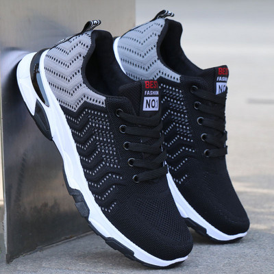 Meeste spordi- ja vabaaja tossud, millel on kiri keelel