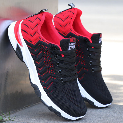 Meeste spordi- ja vabaaja tossud, millel on kiri keelel