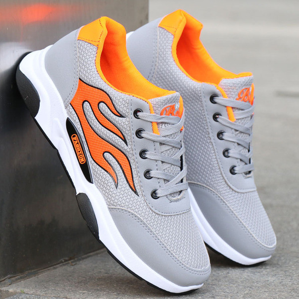 Meeste spordi- ja vabaaja tossud, millel on kiri keelel