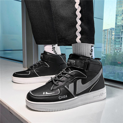 Meeste nahast tossud paelte ja kleebistega