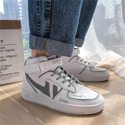 Meeste nahast tossud paelte ja kleebistega