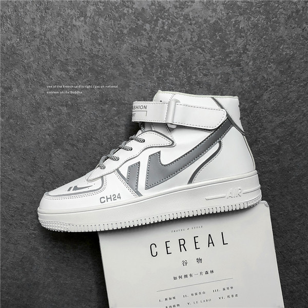 Meeste nahast tossud paelte ja kleebistega