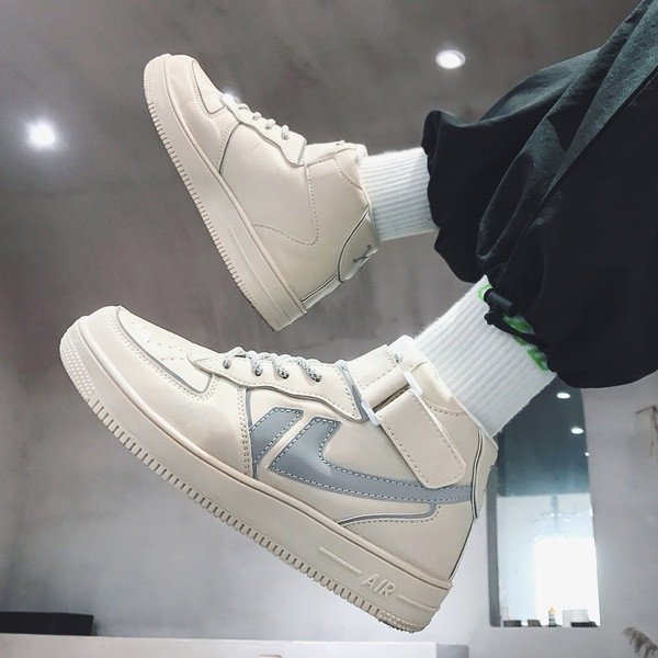 Meeste nahast tossud paelte ja kleebistega