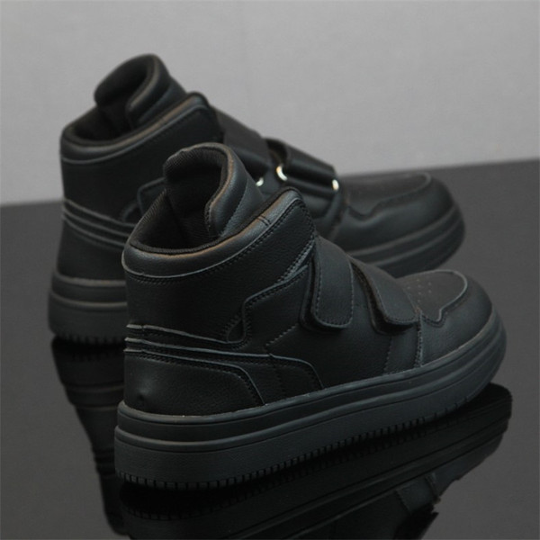 Kõrge talla ja plaastritega meeste tossud