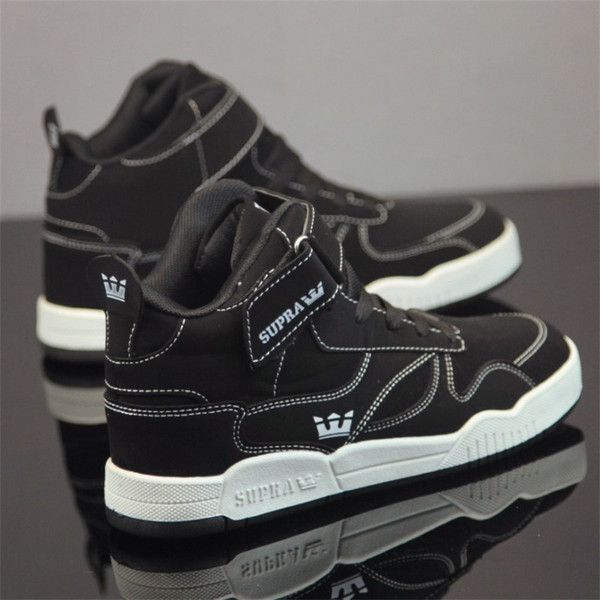 Öko bőrből készült férfi alkalmi tornacipő, matricával