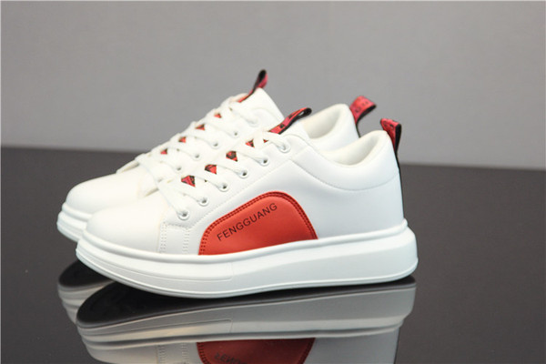 Alkalmi férfi tornacipő vastag talppal és fűzővel