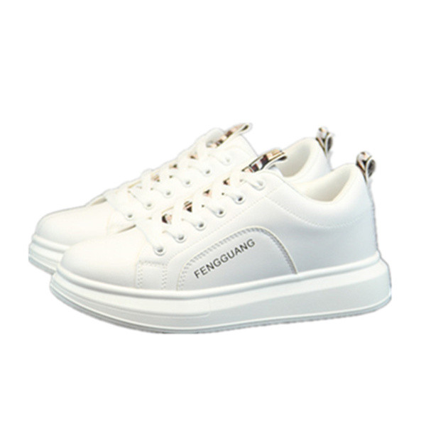 Alkalmi férfi tornacipő vastag talppal és fűzővel