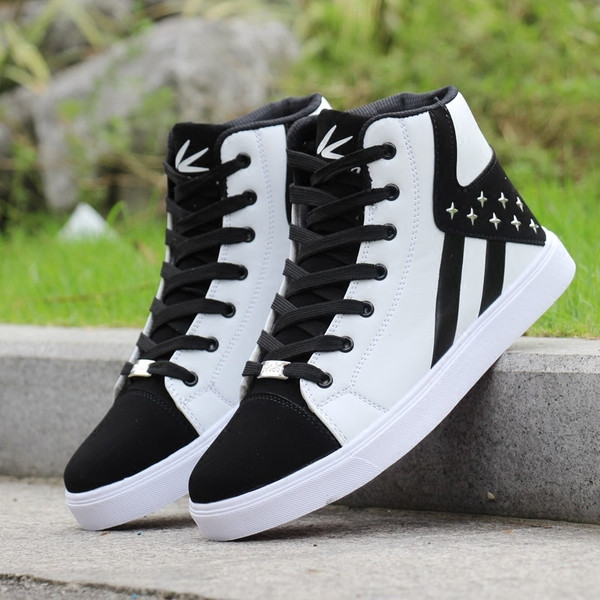 Férfi tornacipő lapos talppal és fém elemekkel