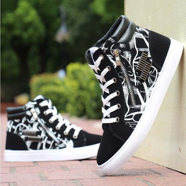 Férfi tornacipő lapos talppal és fém elemekkel