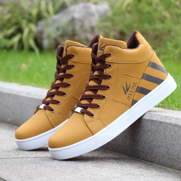 Férfi tornacipő lapos talppal és fém elemekkel