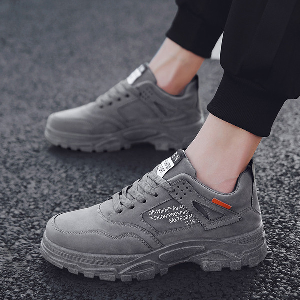 Férfi bőr tornacipő magas lapos talppal és feliratokkal