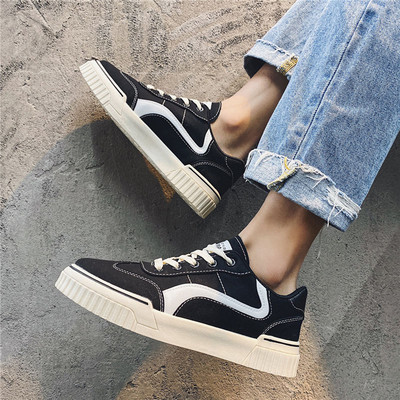 Kahe mudeliga vabaaja meeste tossud lameda tallaga