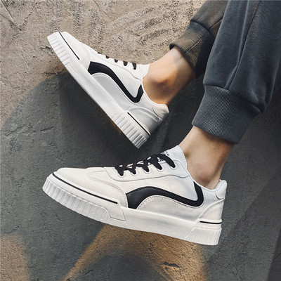 Kahe mudeliga vabaaja meeste tossud lameda tallaga