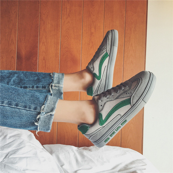 Kahe mudeliga vabaaja meeste tossud lameda tallaga