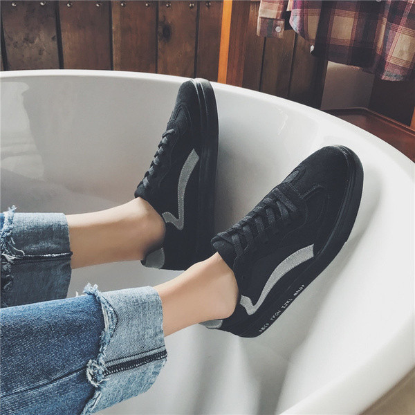 Kahe mudeliga vabaaja meeste tossud lameda tallaga