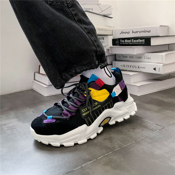 Férfi tornacipő durva talppal és fűzővel