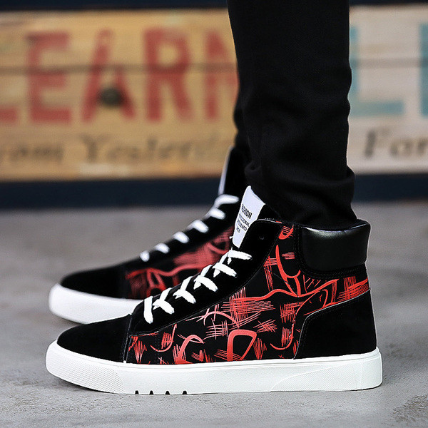 Kõrged prindi ja paeltega meeste tossud