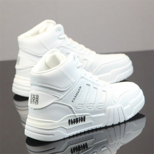 Meeste kõrged tossud kirjade ja lipsudega