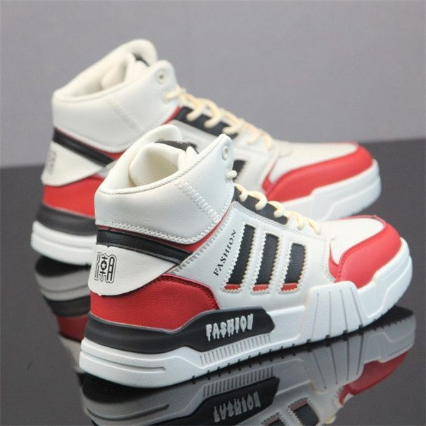 Meeste kõrged tossud kirjade ja lipsudega