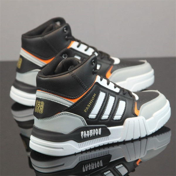 Meeste kõrged tossud kirjade ja lipsudega