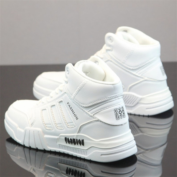 Meeste kõrged tossud kirjade ja lipsudega