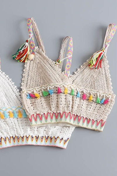 Modern női kötött mellszobor bojttal