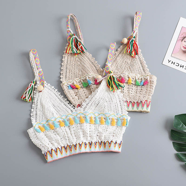 Modern női kötött mellszobor bojttal