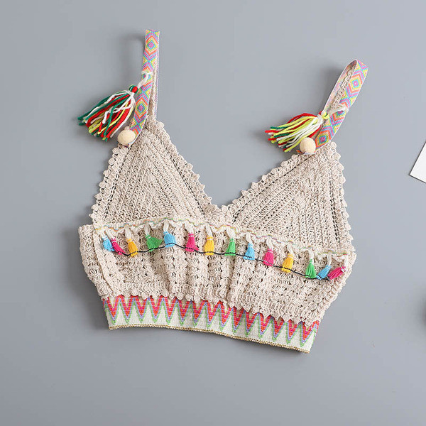 Modern női kötött mellszobor bojttal