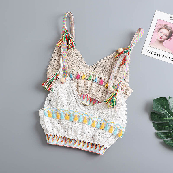 Modern női kötött mellszobor bojttal