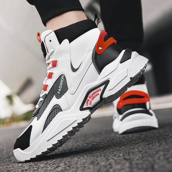 Aktuális férfi tornacipő eco bőrből, fűzővel és lapos talppal