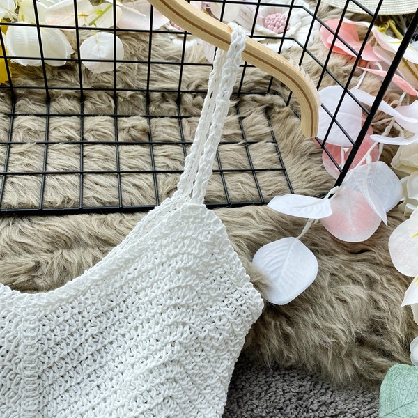 Modern női rövid kötött mellszobor