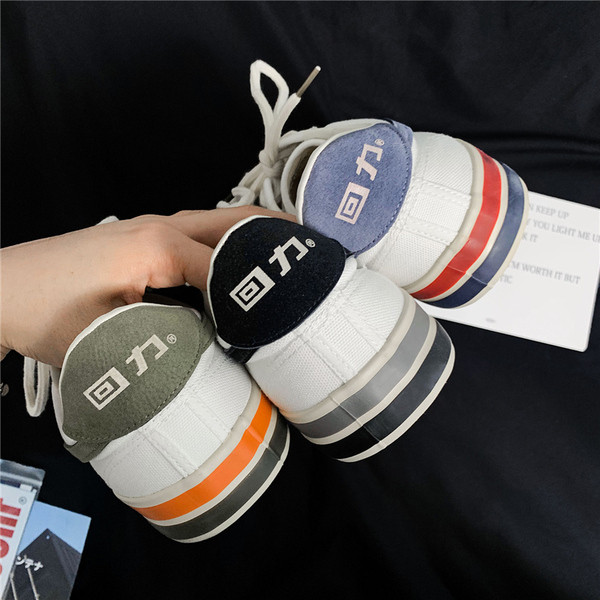 Meeste lõuendist tossud lameda talla ja paeltega