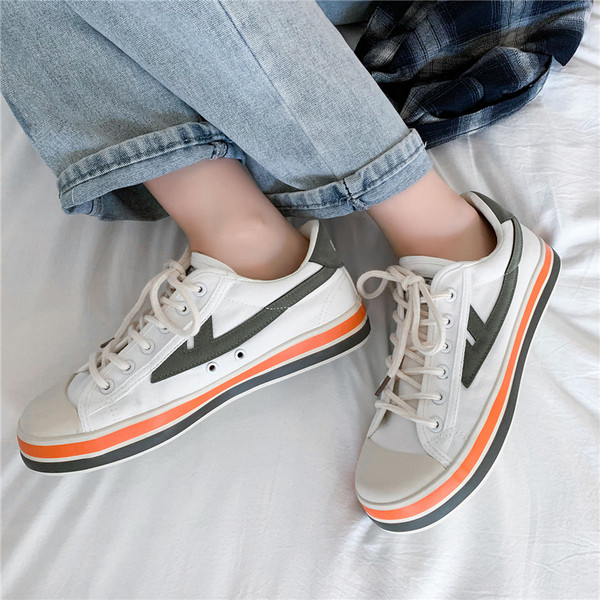 Meeste lõuendist tossud lameda talla ja paeltega