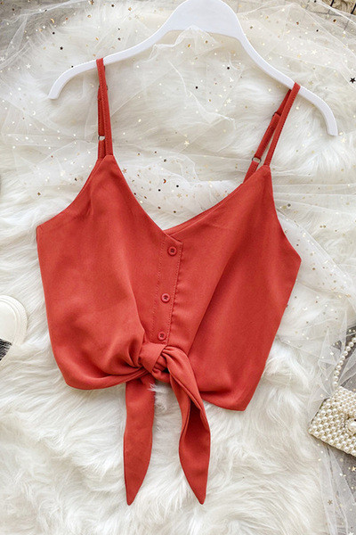 Modern női felső vékony pántokkal és spitz nyakkivágással