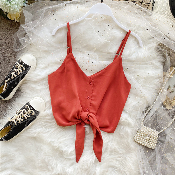 Modern női felső vékony pántokkal és spitz nyakkivágással