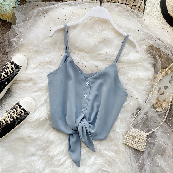 Modern női felső vékony pántokkal és spitz nyakkivágással