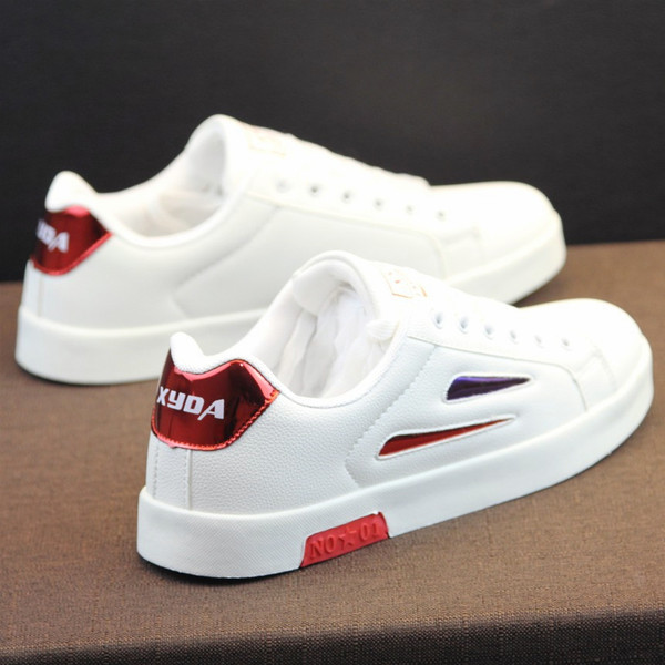 Fehér férfi tornacipő felirattal és emblémával