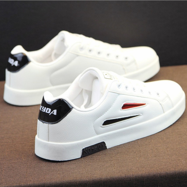 Fehér férfi tornacipő felirattal és emblémával