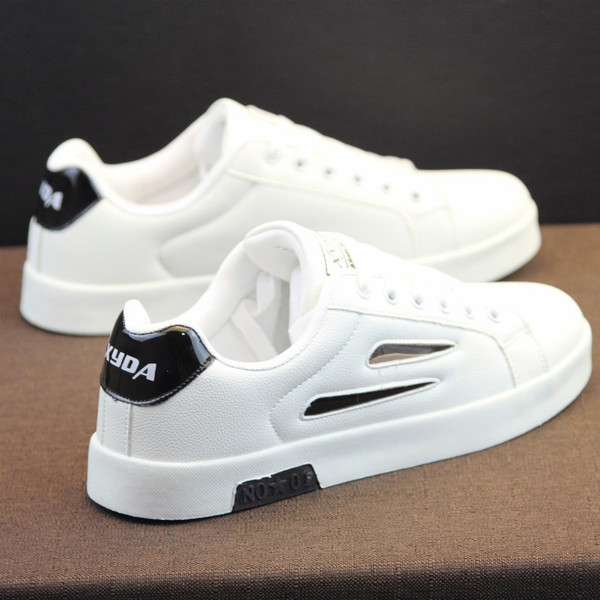 Fehér férfi tornacipő felirattal és emblémával