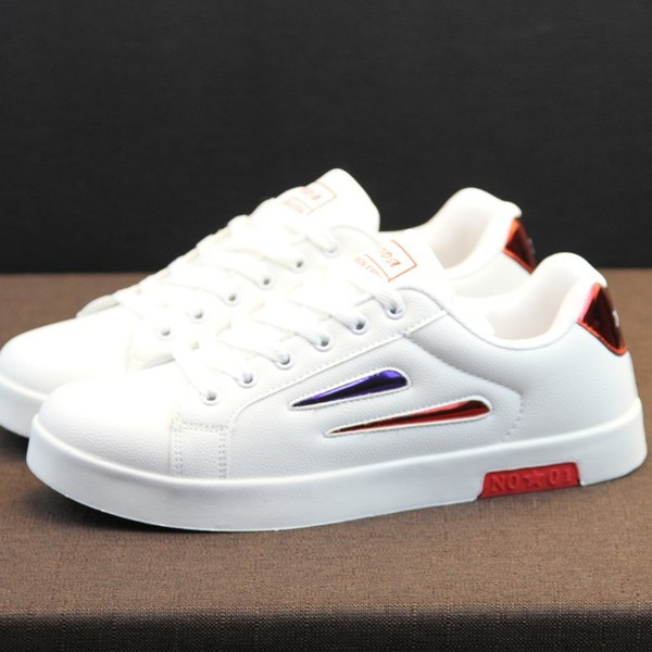 Fehér férfi tornacipő felirattal és emblémával